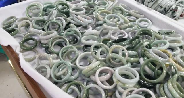 女生适合戴翡翠的手镯吗,女人戴翡翠玉镯的好处-第5张图片-翡翠网 女生适合戴翡翠的手镯吗,女人戴翡翠玉镯的好处-第5张图片-翡翠网