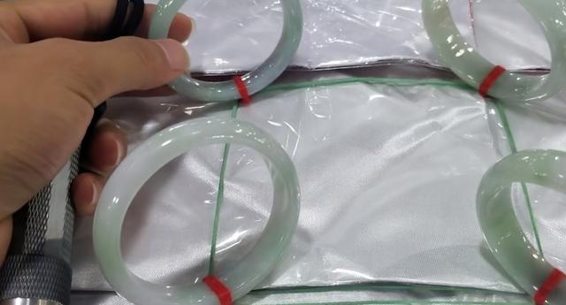 女生适合戴翡翠的手镯吗,女人戴翡翠玉镯的好处-第6张图片-翡翠网 女生适合戴翡翠的手镯吗,女人戴翡翠玉镯的好处-第6张图片-翡翠网