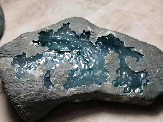 白砂皮翡翠原石白沙皮翡翠原石什么样-第3张图片-翡翠网 白砂皮翡翠原石白沙皮翡翠原石什么样-第3张图片-翡翠网