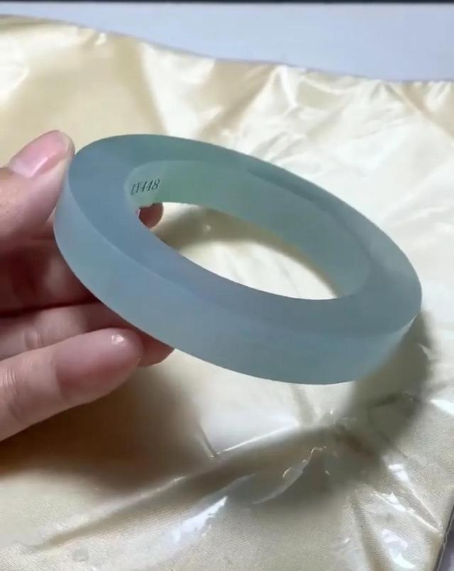 糯种晴底手镯深晴底翡翠手镯-第1张图片-翡翠网 糯种晴底手镯深晴底翡翠手镯-第1张图片-翡翠网