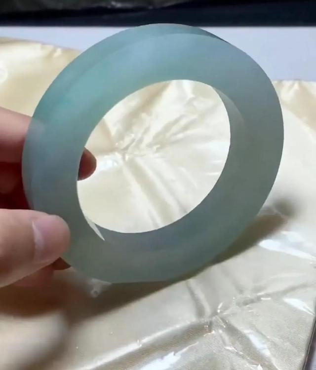 糯种晴底手镯深晴底翡翠手镯-第2张图片-翡翠网 糯种晴底手镯深晴底翡翠手镯-第2张图片-翡翠网