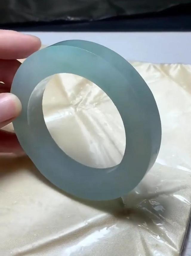 糯种晴底手镯深晴底翡翠手镯-第3张图片-翡翠网 糯种晴底手镯深晴底翡翠手镯-第3张图片-翡翠网