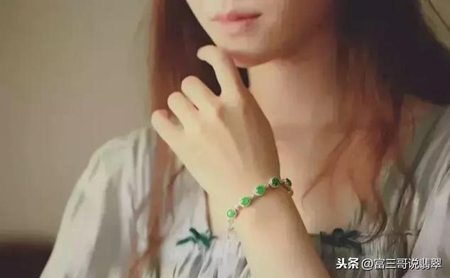 黑色翡翠手镯戴黑色,翡翠手镯上有黑点好吗-第2张图片-翡翠网 黑色翡翠手镯戴黑色,翡翠手镯上有黑点好吗-第2张图片-翡翠网