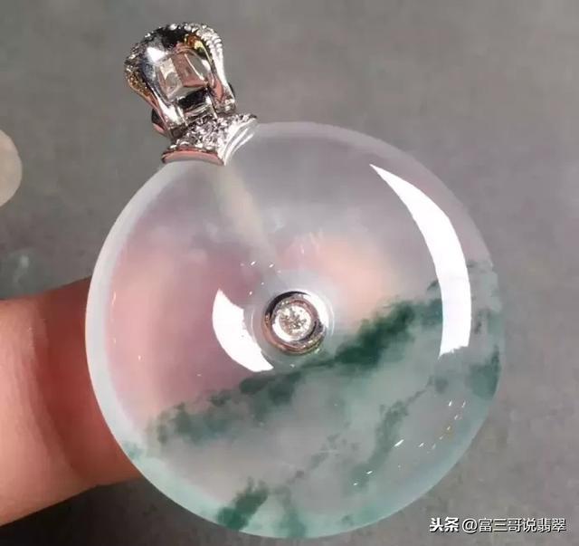 黑色翡翠手镯戴黑色,翡翠手镯上有黑点好吗-第3张图片-翡翠网 黑色翡翠手镯戴黑色,翡翠手镯上有黑点好吗-第3张图片-翡翠网