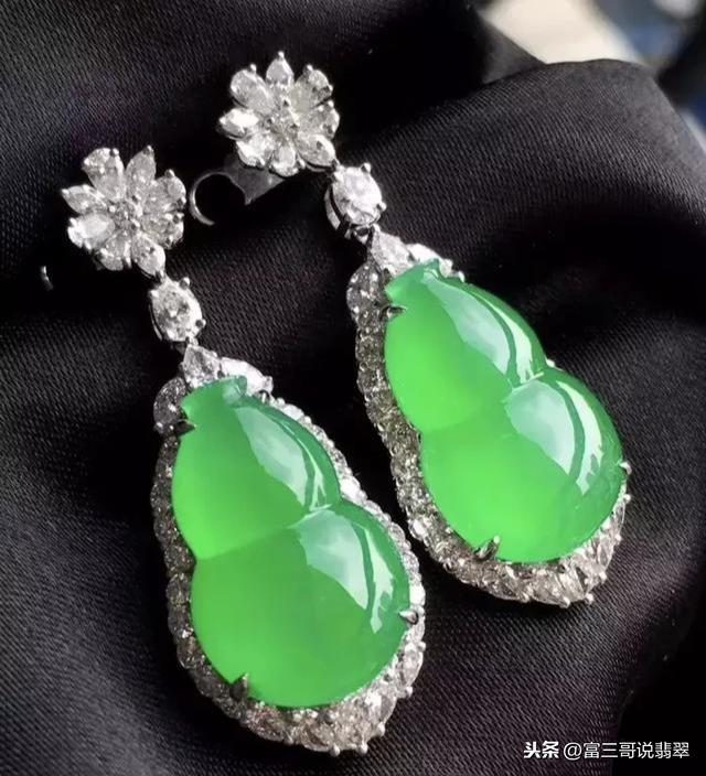 黑色翡翠手镯戴黑色,翡翠手镯上有黑点好吗-第5张图片-翡翠网 黑色翡翠手镯戴黑色,翡翠手镯上有黑点好吗-第5张图片-翡翠网