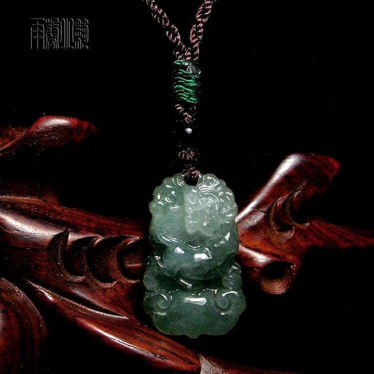 和田玉和翡翠哪个好翡翠老虎吊坠价格-第1张图片-翡翠网 和田玉和翡翠哪个好翡翠老虎吊坠价格-第1张图片-翡翠网