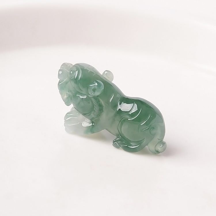 和田玉和翡翠哪个好翡翠老虎吊坠价格-第2张图片-翡翠网 和田玉和翡翠哪个好翡翠老虎吊坠价格-第2张图片-翡翠网