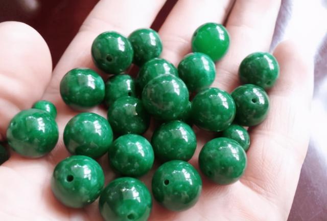 翡翠手镯后面加佛头好吗翡翠手镯可以传给女儿吗-第2张图片-翡翠网 翡翠手镯后面加佛头好吗翡翠手镯可以传给女儿吗-第2张图片-翡翠网