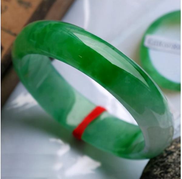 白冰种翡翠价格行情白色冰种翡翠手镯值钱吗-第3张图片-翡翠网 白冰种翡翠价格行情白色冰种翡翠手镯值钱吗-第3张图片-翡翠网