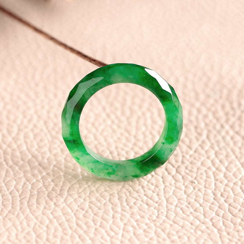 翡翠手镯戴了两天变绿了绿戒绿佛翡翠手镯视频-第1张图片-翡翠网