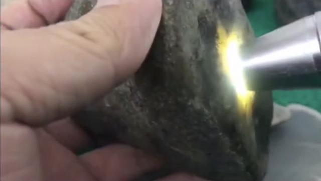 翡翠原石雾层怎么隐藏的简单介绍-第3张图片-翡翠网 翡翠原石雾层怎么隐藏的简单介绍-第3张图片-翡翠网