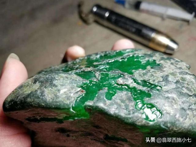 新场会卡翡翠原石图片会卡场口的原石的皮壳-第1张图片-翡翠网 新场会卡翡翠原石图片会卡场口的原石的皮壳-第1张图片-翡翠网