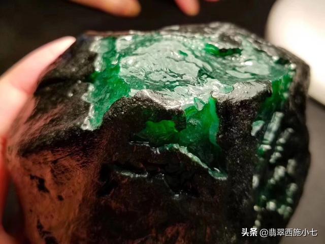 新场会卡翡翠原石图片会卡场口的原石的皮壳-第2张图片-翡翠网 新场会卡翡翠原石图片会卡场口的原石的皮壳-第2张图片-翡翠网