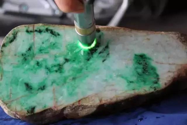 盲赌翡翠原石帝王绿翡翠原石图片-第3张图片-翡翠网 盲赌翡翠原石帝王绿翡翠原石图片-第3张图片-翡翠网