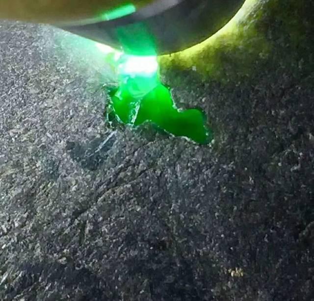 盲赌翡翠原石帝王绿翡翠原石图片-第4张图片-翡翠网 盲赌翡翠原石帝王绿翡翠原石图片-第4张图片-翡翠网