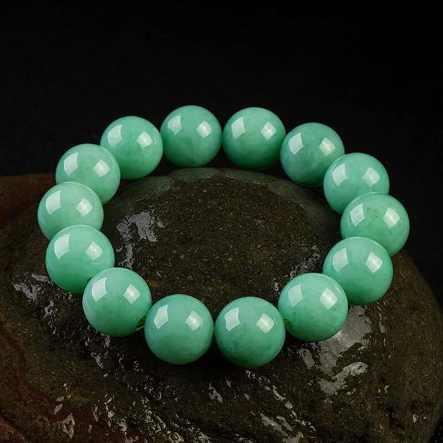 翡翠手串知识大全,翡翠手串的寓意和象征-第1张图片-翡翠网 翡翠手串知识大全,翡翠手串的寓意和象征-第1张图片-翡翠网