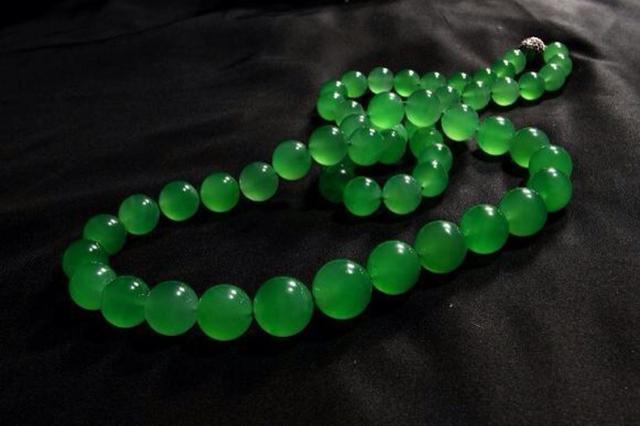 翡翠手串知识大全,翡翠手串的寓意和象征-第3张图片-翡翠网 翡翠手串知识大全,翡翠手串的寓意和象征-第3张图片-翡翠网