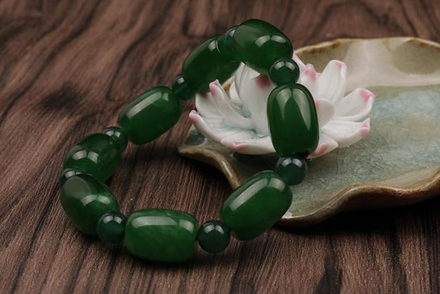 翡翠手串知识大全,翡翠手串的寓意和象征-第5张图片-翡翠网 翡翠手串知识大全,翡翠手串的寓意和象征-第5张图片-翡翠网
