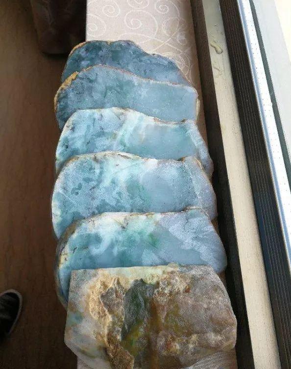 黄加绿大马坎翡翠原石大马坎带皮巧雕作品-第6张图片-翡翠网 黄加绿大马坎翡翠原石大马坎带皮巧雕作品-第6张图片-翡翠网