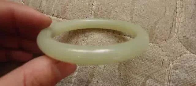 翡翠镯子报价油性皮肤佩戴翡翠手镯-第1张图片-翡翠网 翡翠镯子报价油性皮肤佩戴翡翠手镯-第1张图片-翡翠网