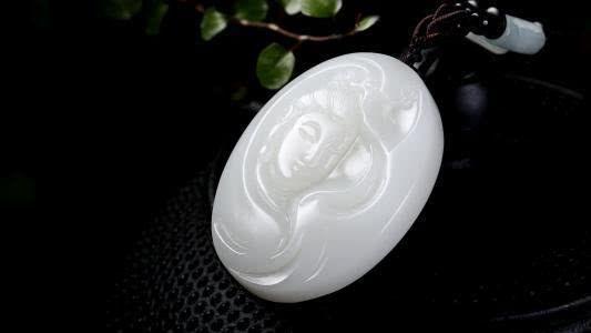 翡翠镯子报价油性皮肤佩戴翡翠手镯-第2张图片-翡翠网 翡翠镯子报价油性皮肤佩戴翡翠手镯-第2张图片-翡翠网