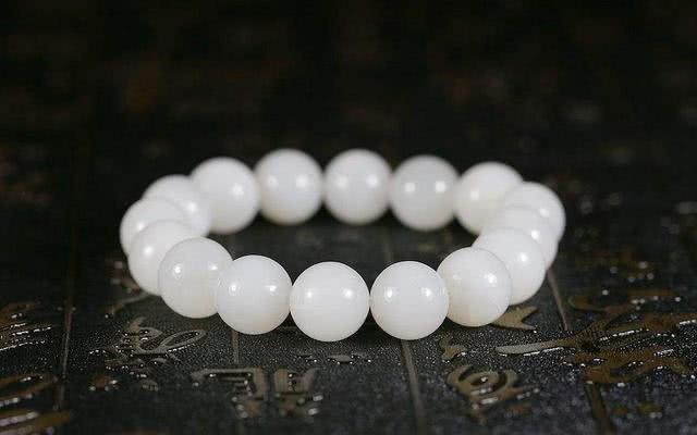 翡翠镯子报价油性皮肤佩戴翡翠手镯-第3张图片-翡翠网 翡翠镯子报价油性皮肤佩戴翡翠手镯-第3张图片-翡翠网