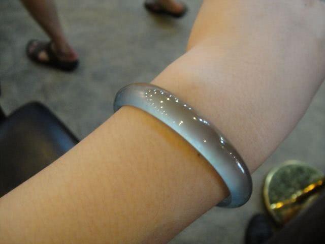 翡翠镯子报价油性皮肤佩戴翡翠手镯-第4张图片-翡翠网 翡翠镯子报价油性皮肤佩戴翡翠手镯-第4张图片-翡翠网