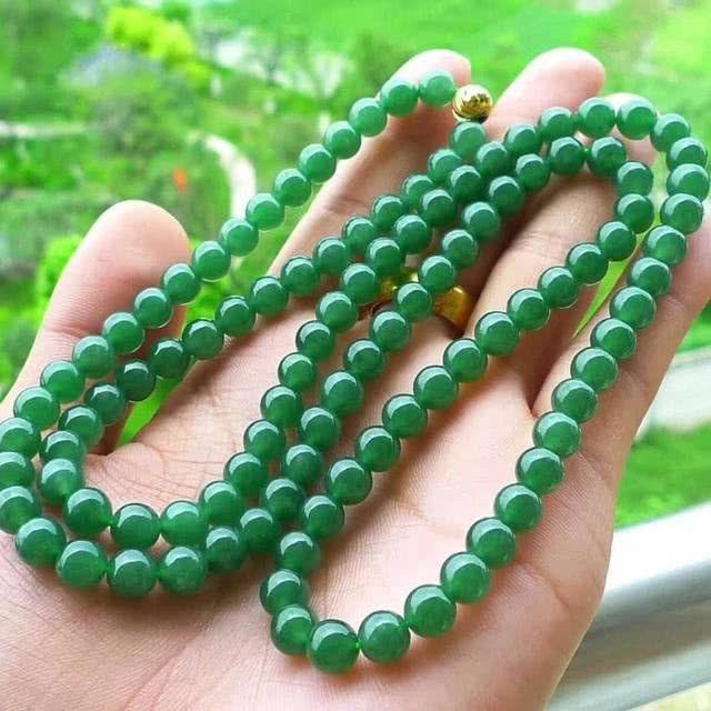 翡翠镯子报价油性皮肤佩戴翡翠手镯-第5张图片-翡翠网 翡翠镯子报价油性皮肤佩戴翡翠手镯-第5张图片-翡翠网