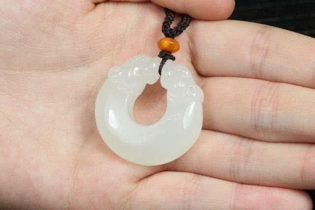 翡翠镯子报价油性皮肤佩戴翡翠手镯-第6张图片-翡翠网 翡翠镯子报价油性皮肤佩戴翡翠手镯-第6张图片-翡翠网