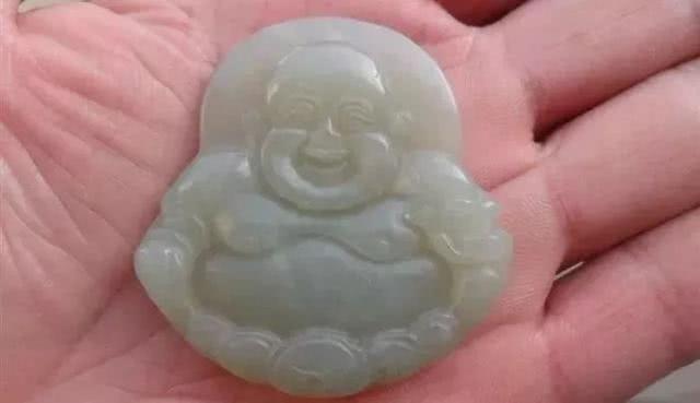 翡翠镯子报价油性皮肤佩戴翡翠手镯-第7张图片-翡翠网 翡翠镯子报价油性皮肤佩戴翡翠手镯-第7张图片-翡翠网