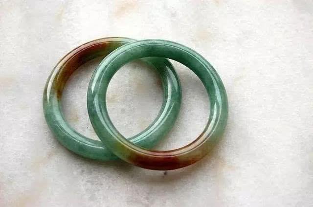 翡翠镯子报价油性皮肤佩戴翡翠手镯-第8张图片-翡翠网 翡翠镯子报价油性皮肤佩戴翡翠手镯-第8张图片-翡翠网