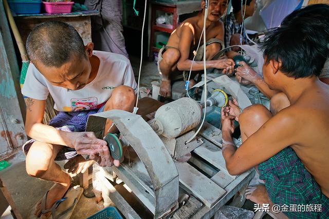 翡翠原石外围翡翠毛料原石-第11张图片-翡翠网 翡翠原石外围翡翠毛料原石-第11张图片-翡翠网