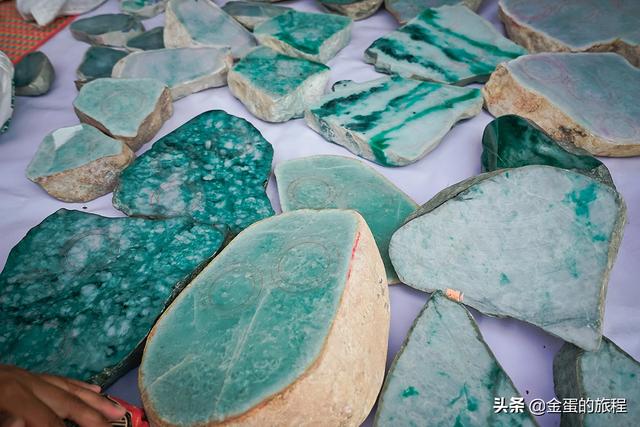 翡翠原石外围翡翠毛料原石-第17张图片-翡翠网 翡翠原石外围翡翠毛料原石-第17张图片-翡翠网