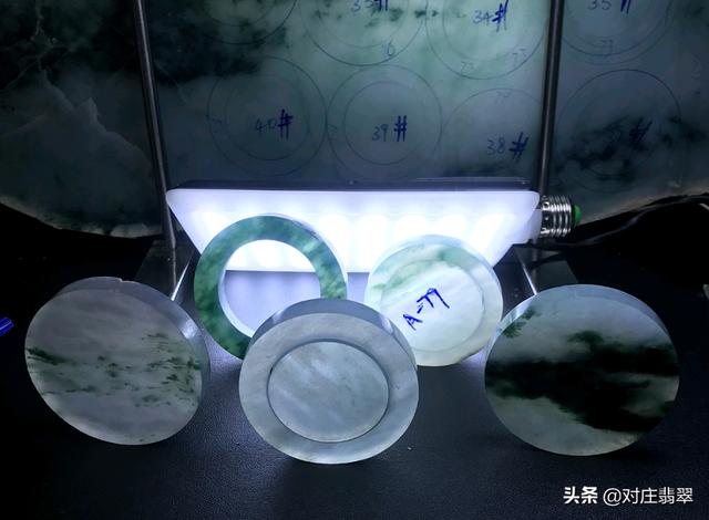 精品翡翠玉雕手镯,10万元翡翠手镯-第1张图片-翡翠网 精品翡翠玉雕手镯,10万元翡翠手镯-第1张图片-翡翠网