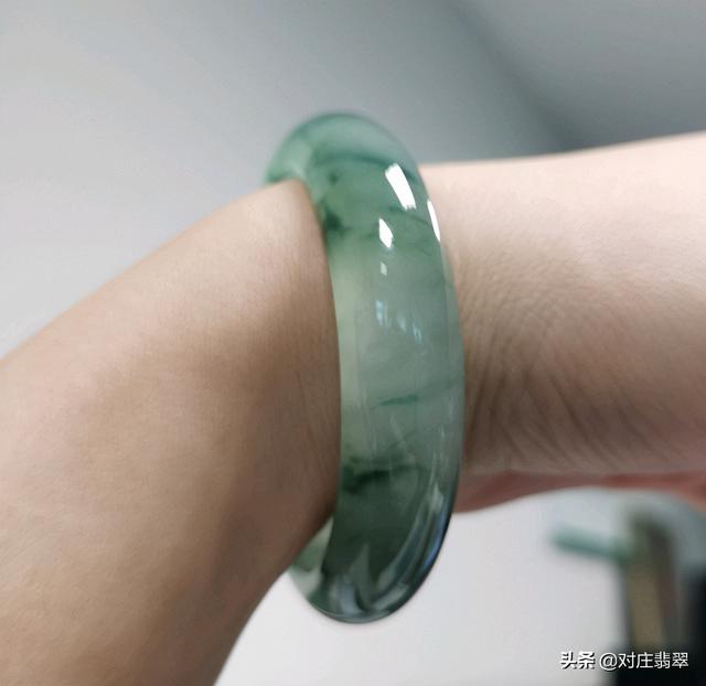精品翡翠玉雕手镯,10万元翡翠手镯-第2张图片-翡翠网 精品翡翠玉雕手镯,10万元翡翠手镯-第2张图片-翡翠网
