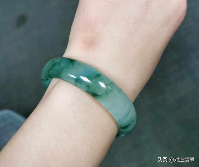 精品翡翠玉雕手镯,10万元翡翠手镯-第3张图片-翡翠网 精品翡翠玉雕手镯,10万元翡翠手镯-第3张图片-翡翠网