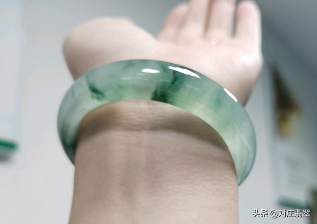 精品翡翠玉雕手镯,10万元翡翠手镯-第4张图片-翡翠网 精品翡翠玉雕手镯,10万元翡翠手镯-第4张图片-翡翠网