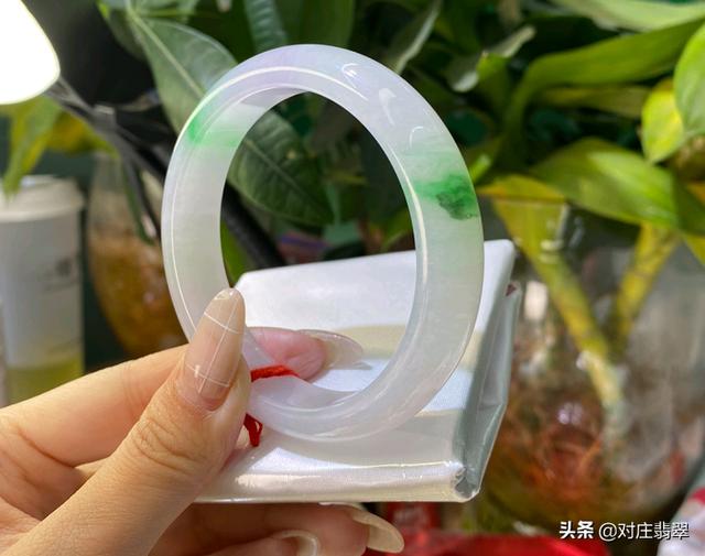 精品翡翠玉雕手镯,10万元翡翠手镯-第6张图片-翡翠网 精品翡翠玉雕手镯,10万元翡翠手镯-第6张图片-翡翠网