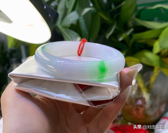 精品翡翠玉雕手镯,10万元翡翠手镯-第7张图片-翡翠网 精品翡翠玉雕手镯,10万元翡翠手镯-第7张图片-翡翠网