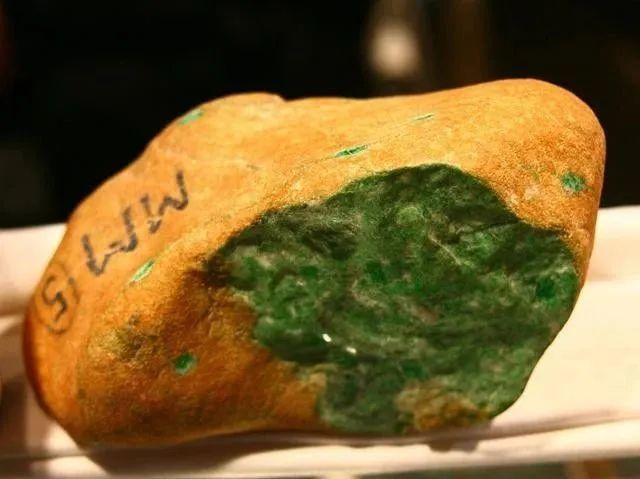 玉石自己怎么打磨,翡翠原石怎么打磨-第2张图片-翡翠网 玉石自己怎么打磨,翡翠原石怎么打磨-第2张图片-翡翠网