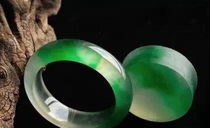 包含全绿翡翠手镯百科知识的词条-第1张图片-翡翠网 包含全绿翡翠手镯百科知识的词条-第1张图片-翡翠网