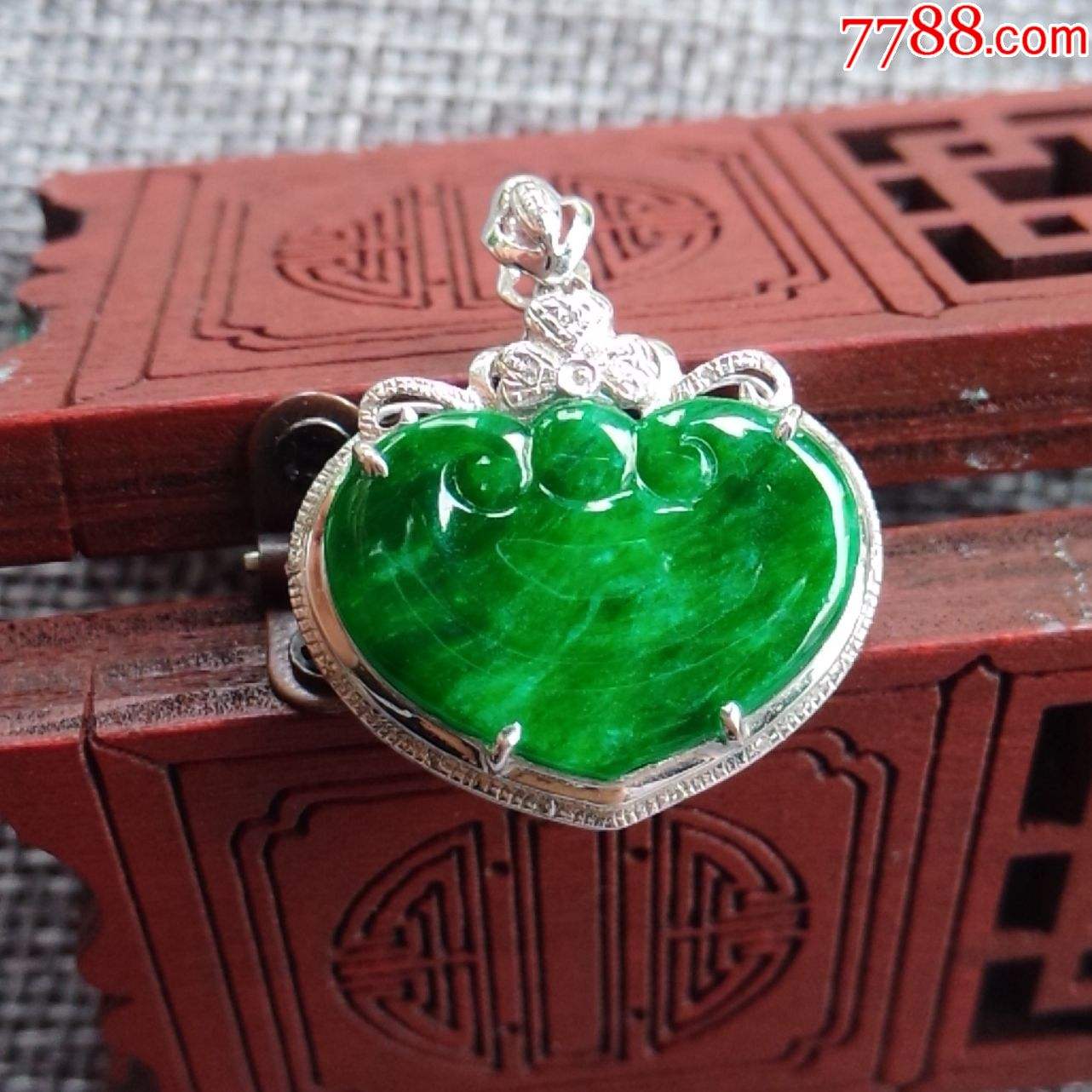 翡翠挂坠淡绿色价格的简单介绍-第2张图片-翡翠网 翡翠挂坠淡绿色价格的简单介绍-第2张图片-翡翠网