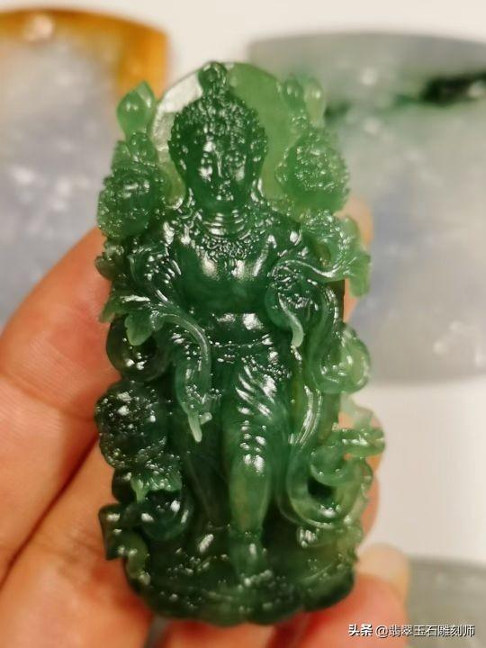 翡翠冰种多少钱天然翡翠原石直播冰种玉手镯-第5张图片-翡翠网 翡翠冰种多少钱天然翡翠原石直播冰种玉手镯-第5张图片-翡翠网