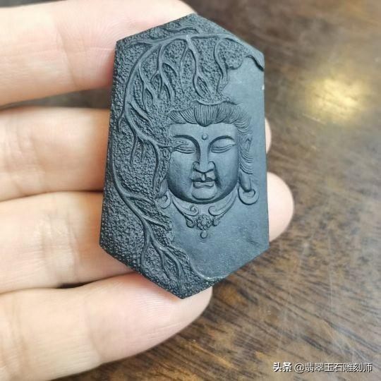 翡翠冰种多少钱天然翡翠原石直播冰种玉手镯-第7张图片-翡翠网 翡翠冰种多少钱天然翡翠原石直播冰种玉手镯-第7张图片-翡翠网