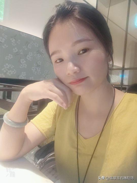 翡翠冰种多少钱天然翡翠原石直播冰种玉手镯-第13张图片-翡翠网 翡翠冰种多少钱天然翡翠原石直播冰种玉手镯-第13张图片-翡翠网