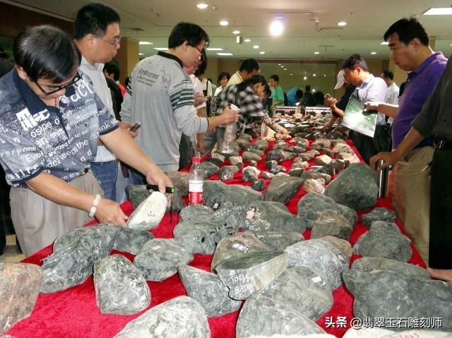 翡翠冰种多少钱天然翡翠原石直播冰种玉手镯-第25张图片-翡翠网 翡翠冰种多少钱天然翡翠原石直播冰种玉手镯-第25张图片-翡翠网