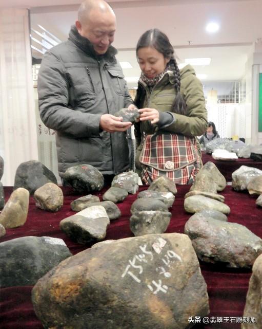 翡翠冰种多少钱天然翡翠原石直播冰种玉手镯-第29张图片-翡翠网 翡翠冰种多少钱天然翡翠原石直播冰种玉手镯-第29张图片-翡翠网