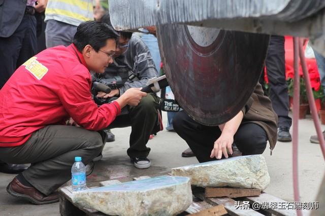 翡翠冰种多少钱天然翡翠原石直播冰种玉手镯-第30张图片-翡翠网 翡翠冰种多少钱天然翡翠原石直播冰种玉手镯-第30张图片-翡翠网