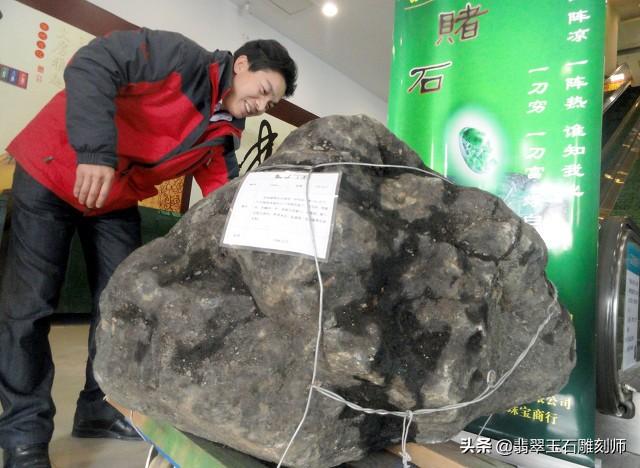 翡翠冰种多少钱天然翡翠原石直播冰种玉手镯-第31张图片-翡翠网 翡翠冰种多少钱天然翡翠原石直播冰种玉手镯-第31张图片-翡翠网