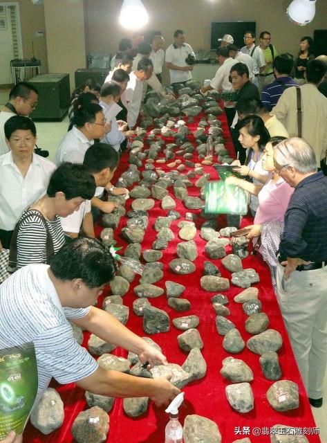 翡翠冰种多少钱天然翡翠原石直播冰种玉手镯-第33张图片-翡翠网 翡翠冰种多少钱天然翡翠原石直播冰种玉手镯-第33张图片-翡翠网